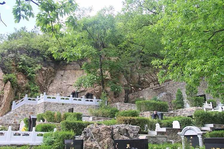 北京怀柔九公山长城纪念林树葬、草